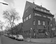 68015 Gezicht op de voor- en zijgevel van het Bijpostkantoor Oudegracht 427 te Utrecht, uit het oosten; links de huizen ...